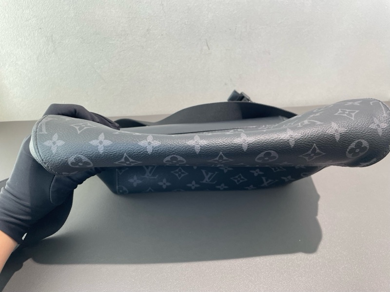 LV 黑武士 voyager 系列 郵差包 小號 尺寸約33*11*22.5cm 經典老花塗層 可調節肩帶-11