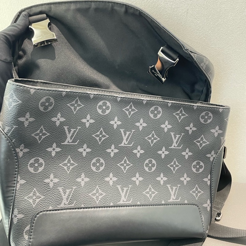 LV 黑武士 voyager 系列 郵差包 小號 尺寸約33*11*22.5cm 經典老花塗層 可調節肩帶-17