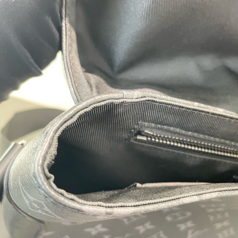 LV 黑武士 voyager 系列 郵差包 小號 尺寸約33*11*22.5cm 經典老花塗層 可調節肩帶-18