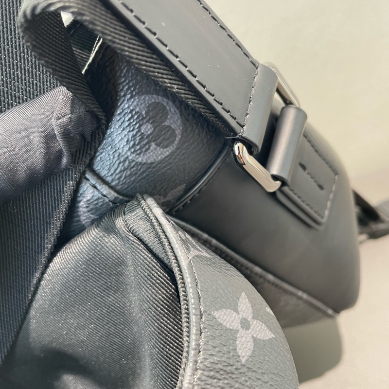 LV 黑武士 voyager 系列 郵差包 小號 尺寸約33*11*22.5cm 經典老花塗層 可調節肩帶-22