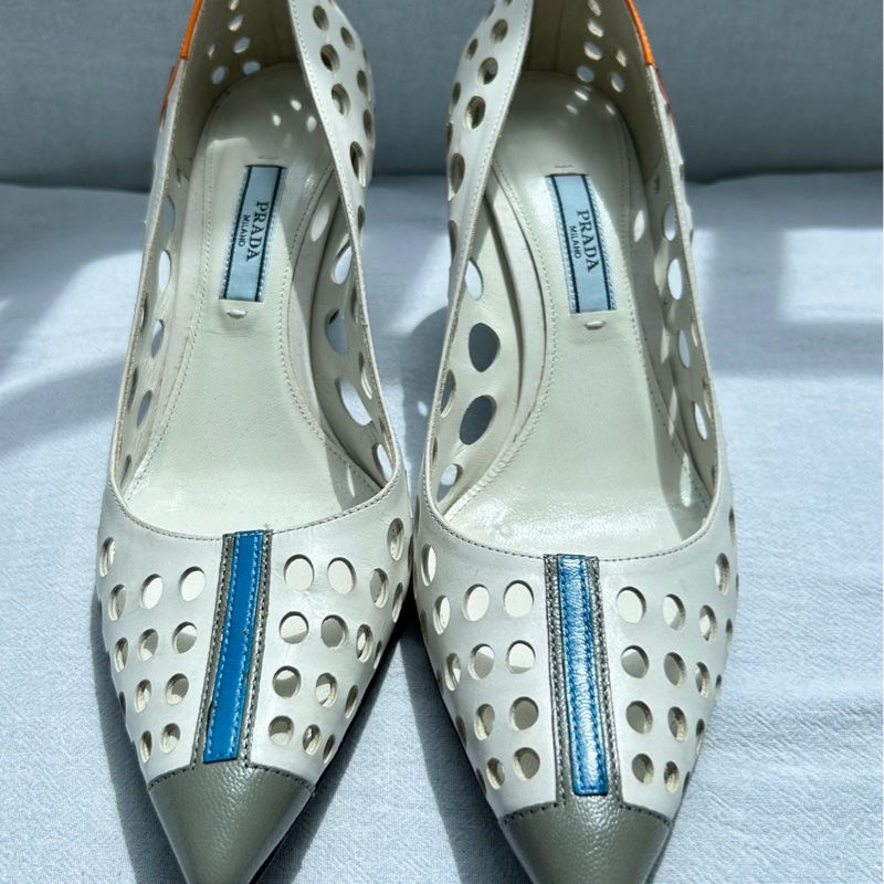 普拉達包頭涼鞋，36.5碼，白色拼色設計，-1