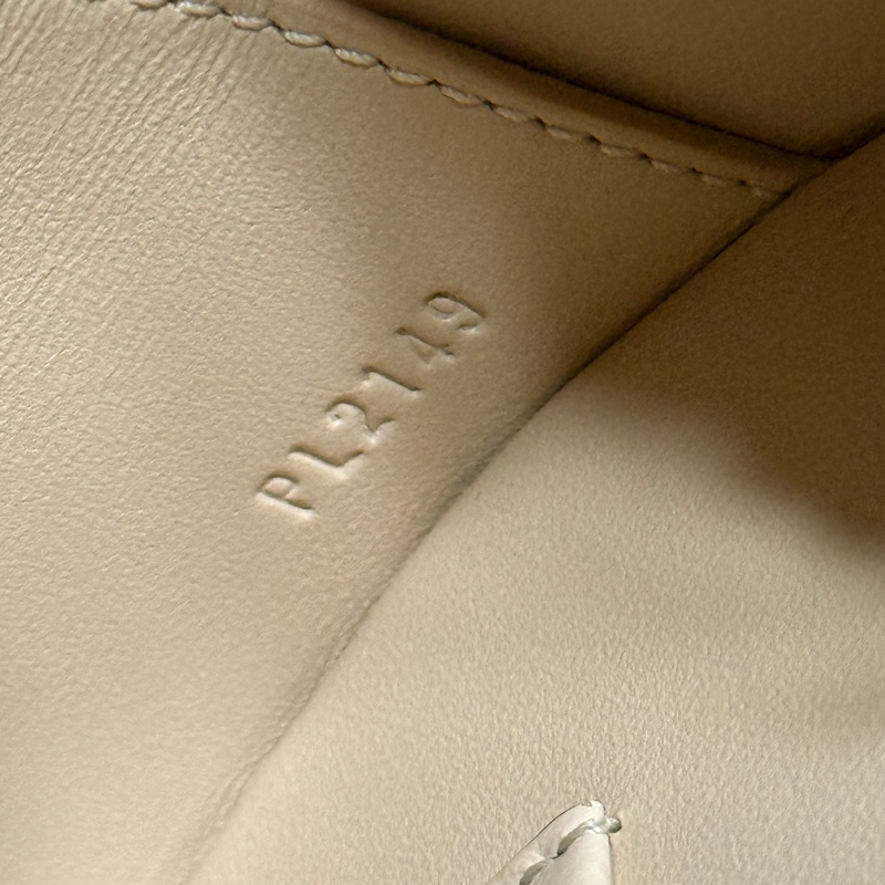 LV硬殼圓餅包-10