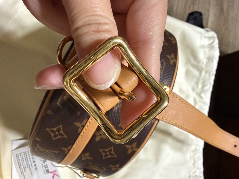 LV硬殼圓餅包-13