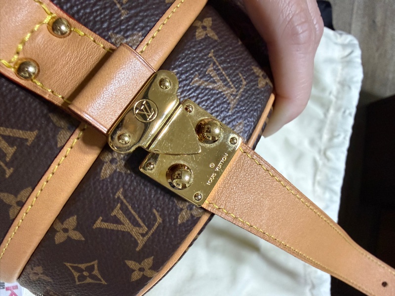 LV硬殼圓餅包-16