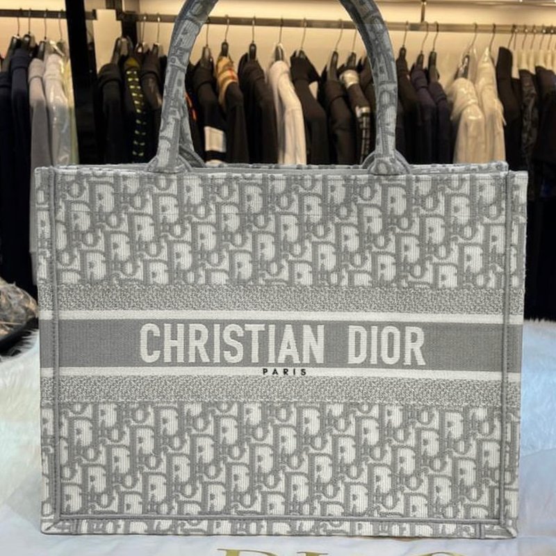 🔥 雙11全面開搶・全館折扣限時開啟!【DIOR 迪奧】Book Tote 米灰色中型托特包(下單前須先私訊)-0