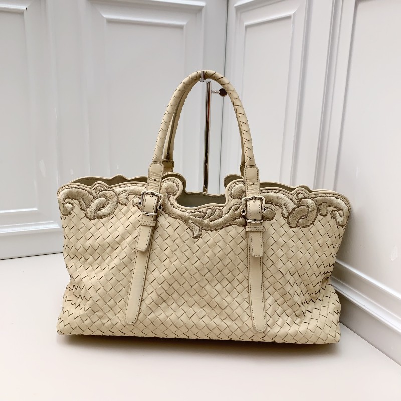 Bottega Veneta葆蝶家 刺繡花紋米白色托特包  手提包 淺藍色麂皮內裡 手感細膩 刺繡波浪印花設計-0