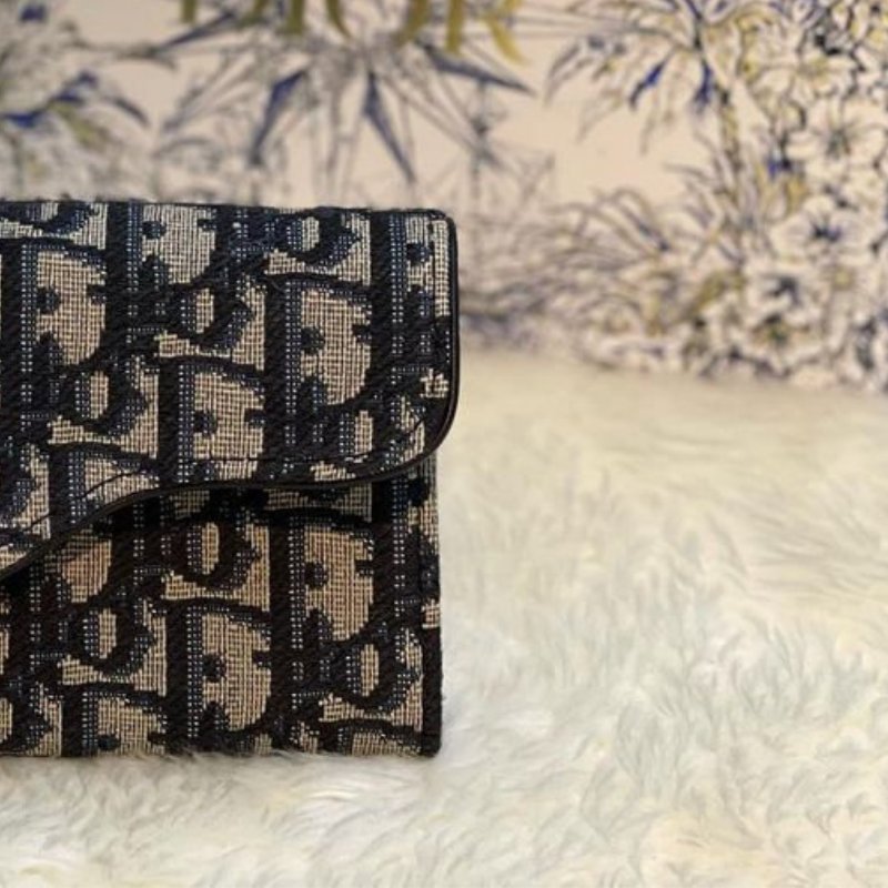 🔥 雙11全面開搶・全館折扣限時開啟！【DIOR 迪奧】Saddle Lotus Oblique 藍色緹花三折短夾(下單前須先私訊)-4