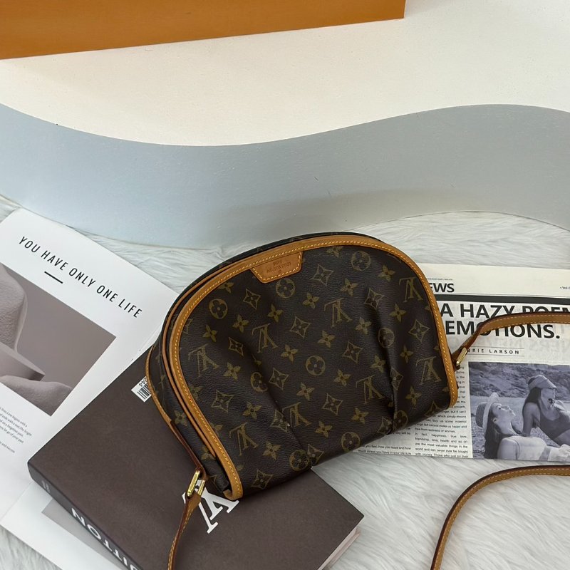 LOUIS VUITTON Menilmontant摺皺馬鞍包 - PM-3