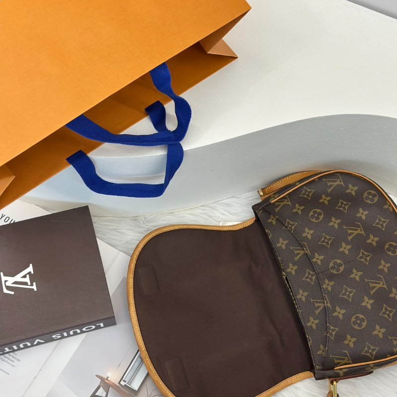 LOUIS VUITTON Menilmontant摺皺馬鞍包 - PM-4