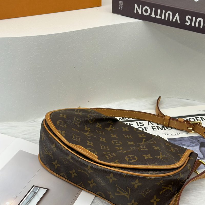 LOUIS VUITTON Menilmontant摺皺馬鞍包 - PM-7