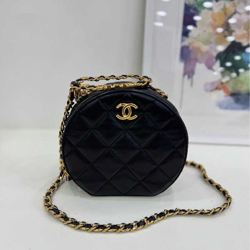 【閒置❤️】 Chanel 23C 手柄圓餅包 黑金羊皮 鏤空圓環手柄 環形字母logo 手提單肩斜挎-0