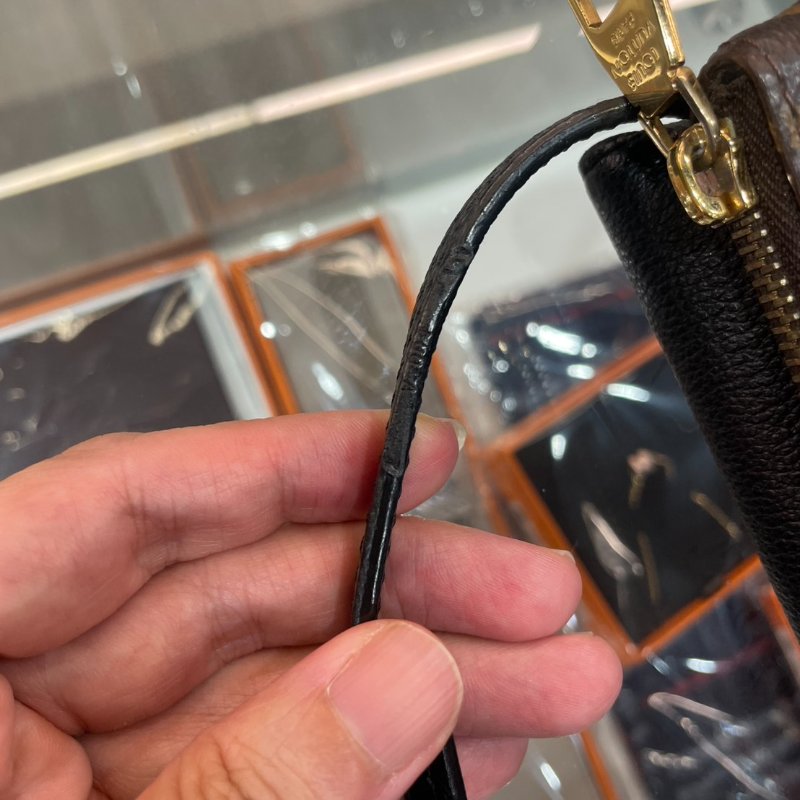 LV 斜背包/側背包/信封包 M50185 8成新-14