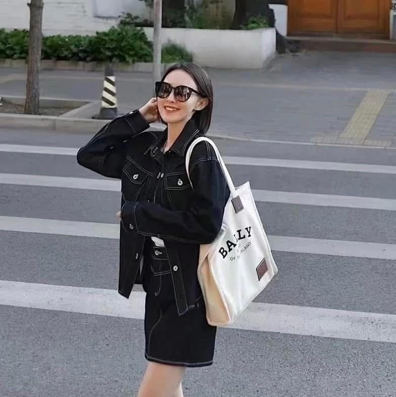 2025 小改款Bally米白帆布橫式托特包-4