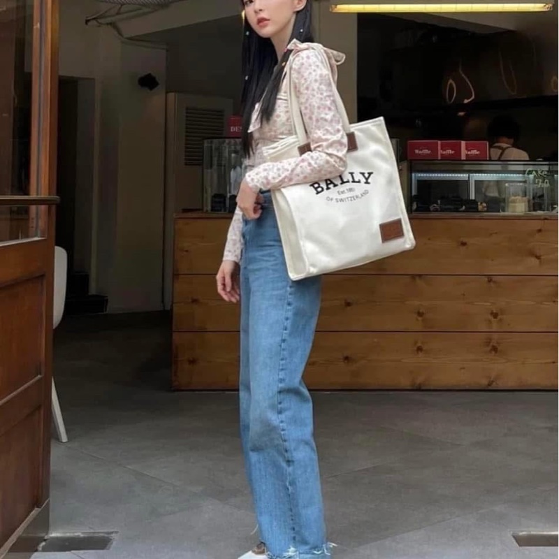 2025 小改款Bally米白帆布橫式托特包-5