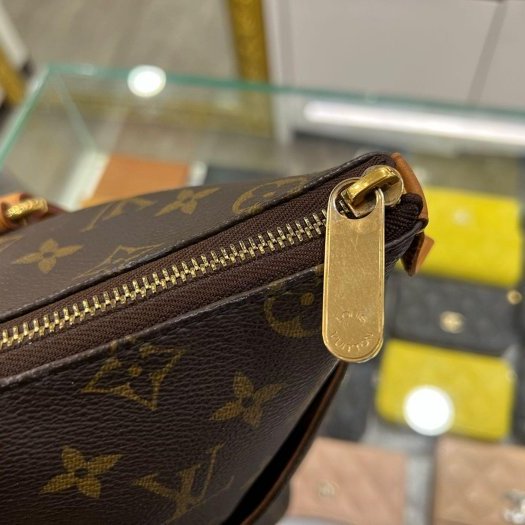 東區正精品㊣LV M56690 原花新款天心雙口袋拉鍊肩背包大款 RZ5958-3