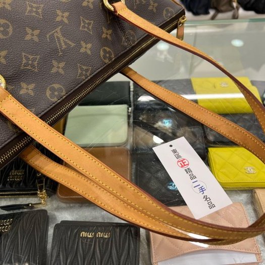 東區正精品㊣LV M56690 原花新款天心雙口袋拉鍊肩背包大款 RZ5958-9