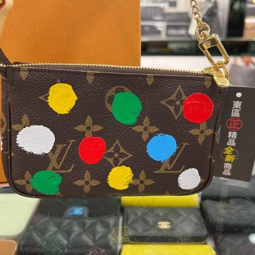 東區正精品㊣LV X YK M81866 全新字紋草間彌生彩色點點金鍊小包手提包麻將包聯名款 RA1842-1
