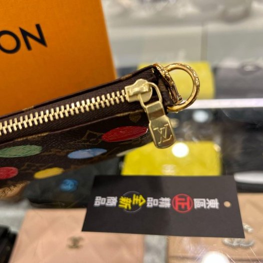 東區正精品㊣LV X YK M81866 全新字紋草間彌生彩色點點金鍊小包手提包麻將包聯名款 RA1842-6