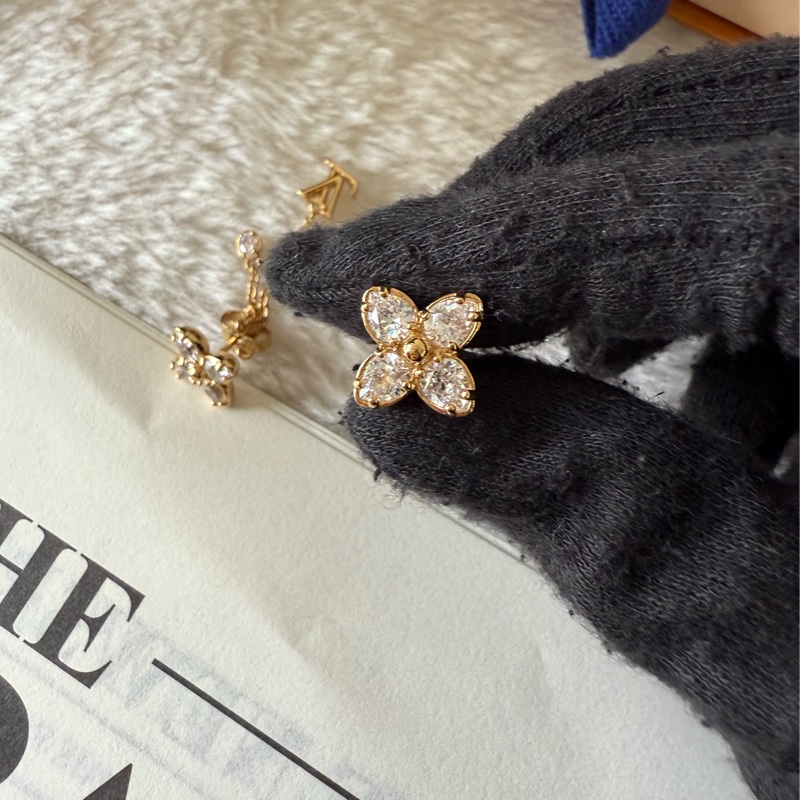 Dazzle 水鑽四葉草及標誌綴飾針式耳環(金色)-1