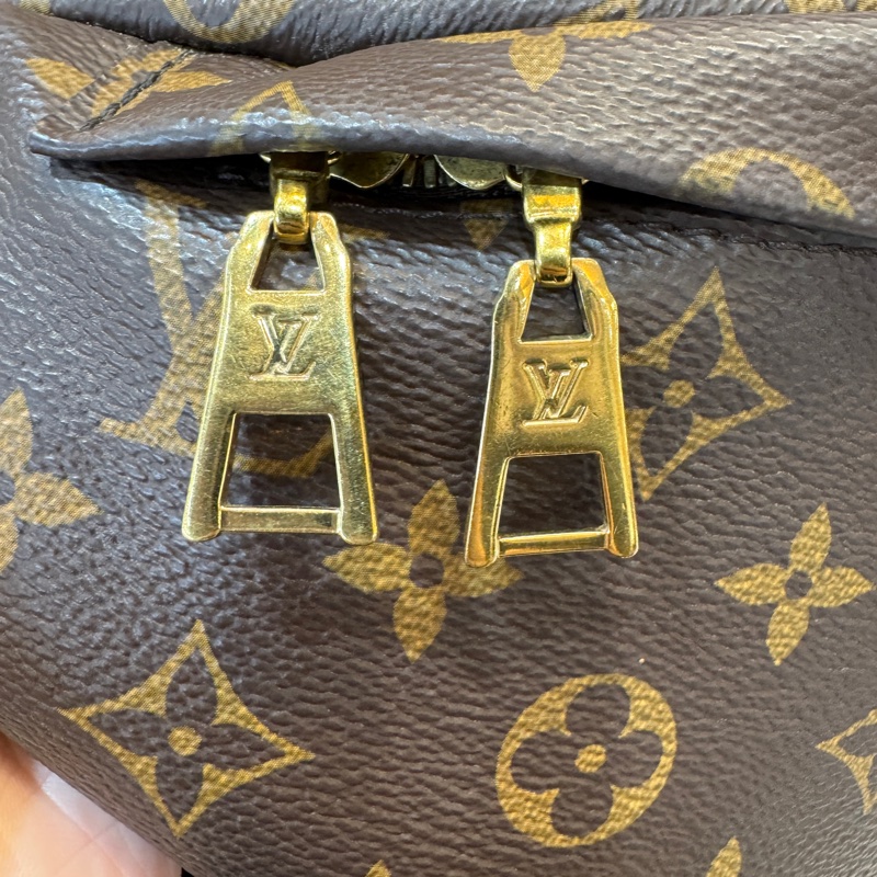 LV原花拉鍊胸口腰包M43644-21