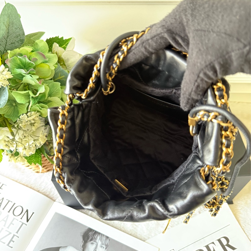 新款22 Bag 金字菱格紋亮面小牛皮迷你斜背包(黑色)-5