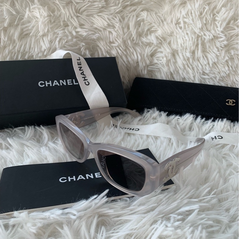 【 配件:包裝盒、防塵袋、說明書 💕】Chanel CH5493 墨鏡 太陽鏡 冰塊墨鏡 夏日 果凍灰 透明灰 雙C 大logo-0