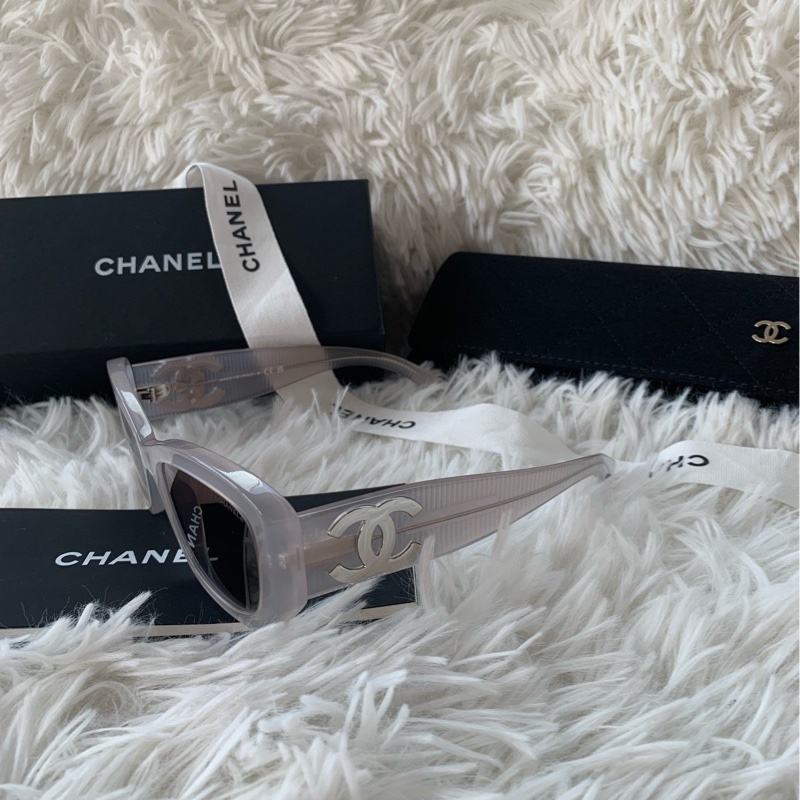 【 配件:包裝盒、防塵袋、說明書 💕】Chanel CH5493 墨鏡 太陽鏡 冰塊墨鏡 夏日 果凍灰 透明灰 雙C 大logo-1