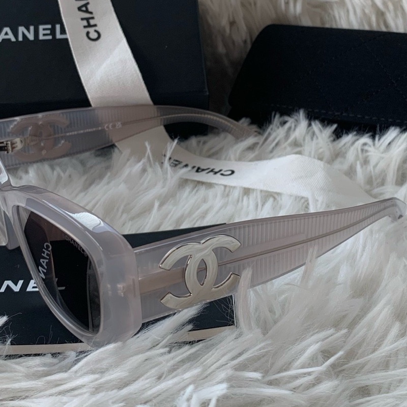 【 配件:包裝盒、防塵袋、說明書 💕】Chanel CH5493 墨鏡 太陽鏡 冰塊墨鏡 夏日 果凍灰 透明灰 雙C 大logo-2