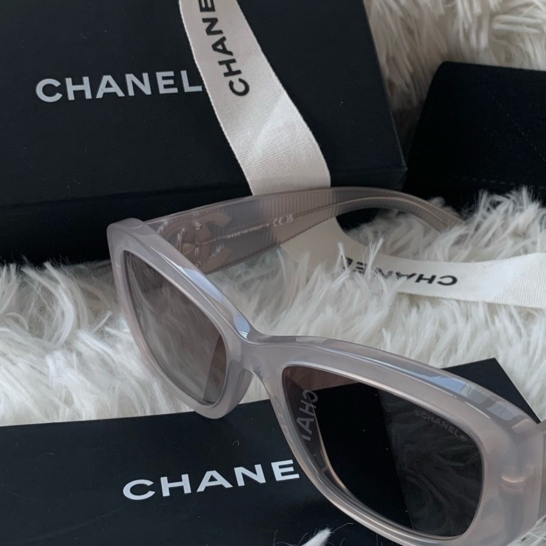 【 配件:包裝盒、防塵袋、說明書 💕】Chanel CH5493 墨鏡 太陽鏡 冰塊墨鏡 夏日 果凍灰 透明灰 雙C 大logo-3