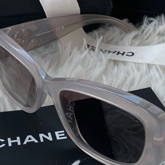 【 配件:包裝盒、防塵袋、說明書 💕】Chanel CH5493 墨鏡 太陽鏡 冰塊墨鏡 夏日 果凍灰 透明灰 雙C 大logo-4