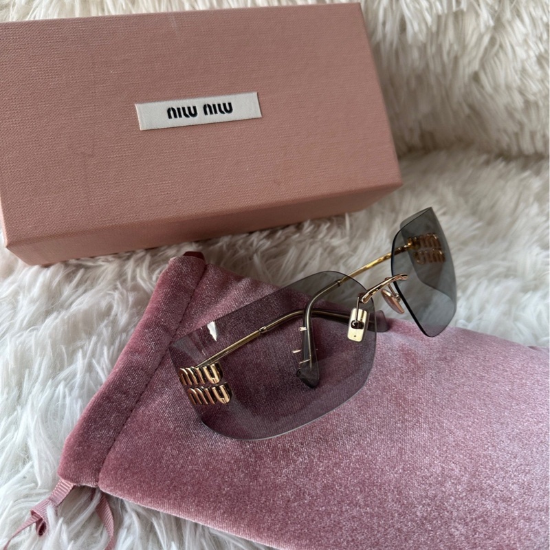 【配件：包裝盒、防塵袋、說明書 💕】miumiu  MU54YS 墨鏡 太陽鏡 金色logo 細鏡腿 不規則形-0