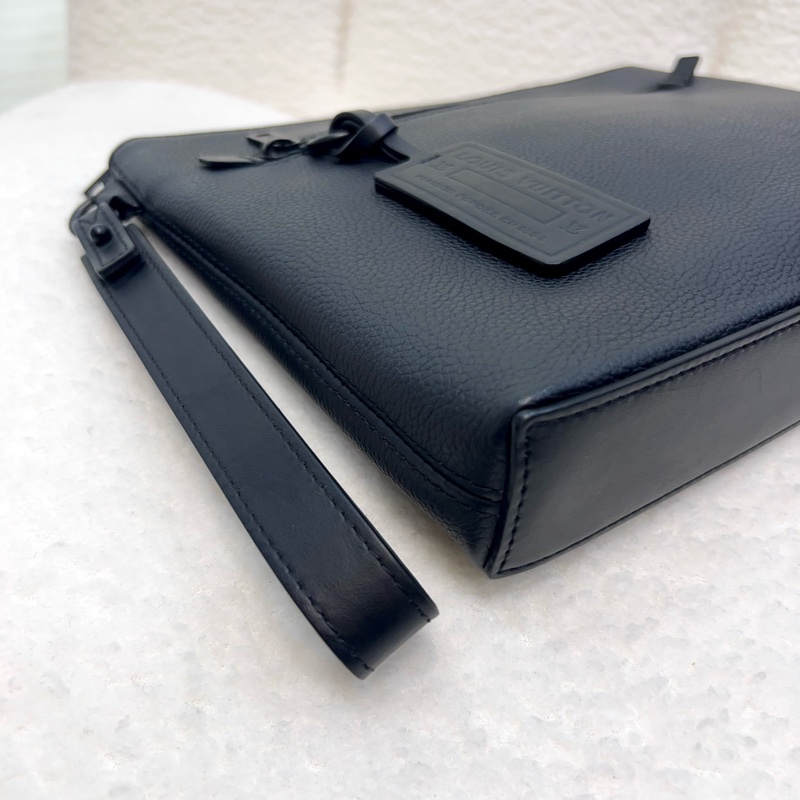 路易威登手拿包LV黑牛皮 Aerogram Takeoff 手拿包M69837-12