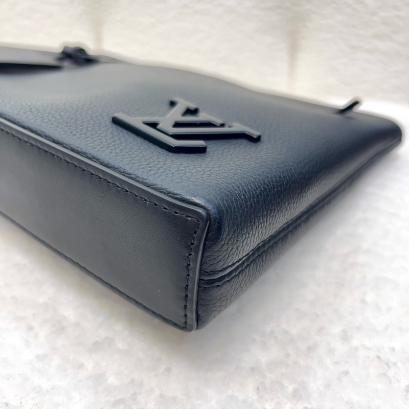 路易威登手拿包LV黑牛皮 Aerogram Takeoff 手拿包M69837-13