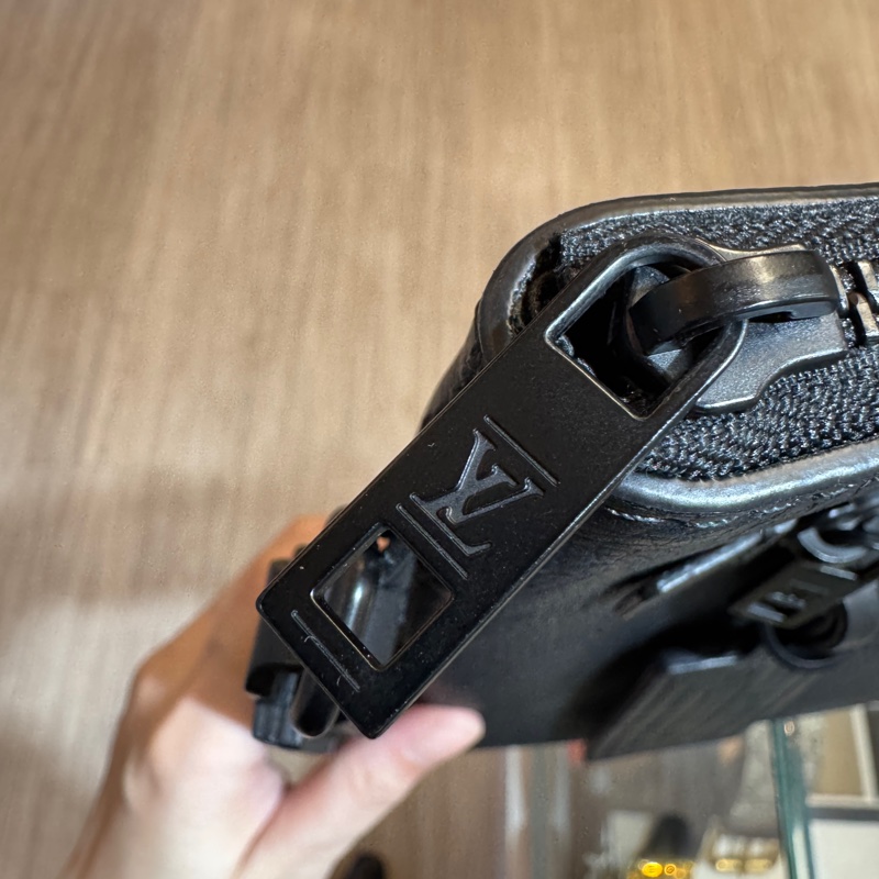 路易威登手拿包LV黑牛皮 Aerogram Takeoff 手拿包M69837-16