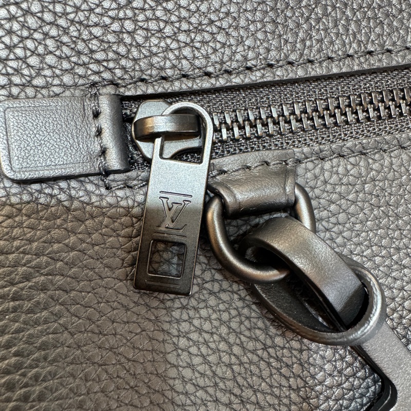 路易威登手拿包LV黑牛皮 Aerogram Takeoff 手拿包M69837-17