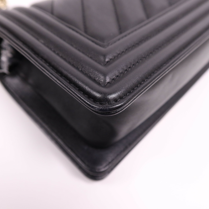 CHANEL 牛皮皮革Boy 20金扣鏈帶肩背袋-13