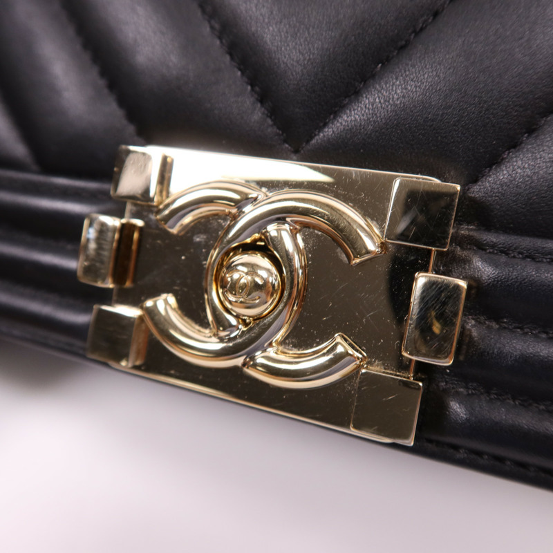 CHANEL 牛皮皮革Boy 20金扣鏈帶肩背袋-14