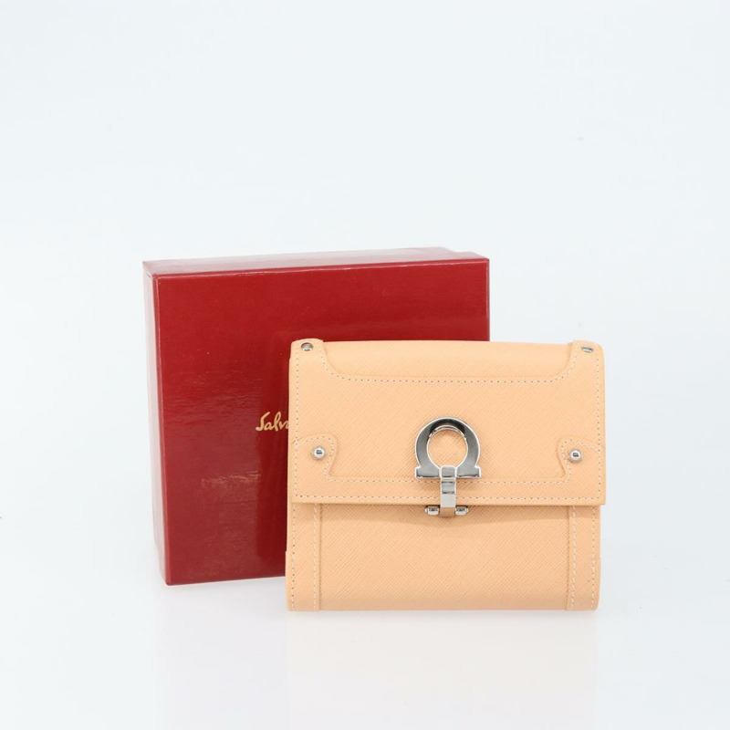 【日本直送】Salvatore Ferragamo Gancini 粉紅真皮雙折錢包，正品編號 145554-11