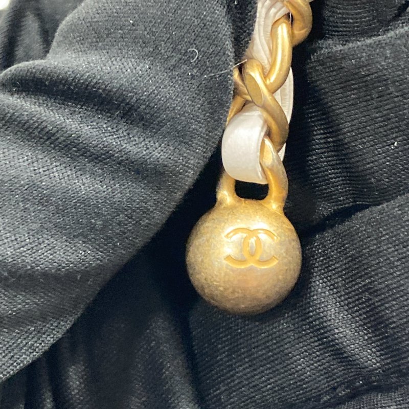 CHANEL 香奈兒 21A Perfect Fit Mini Flap Bag 小牛皮 肩背包 白色-19