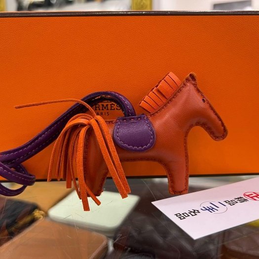 東區正精品㊣HERMES 愛馬仕橘色拼紫色皮革小馬吊飾掛飾小款 Z刻 RZ5916-0
