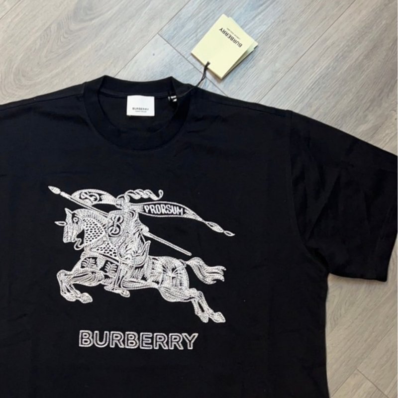 ⏰ 買對時間最省錢!雙11限時價開啟中🛒【BURBERRY 巴寶莉】鏤空戰馬刺繡T恤(下單前須先私訊)-1