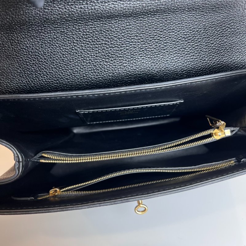 LV 黑鎖頭翻蓋側肩包-5
