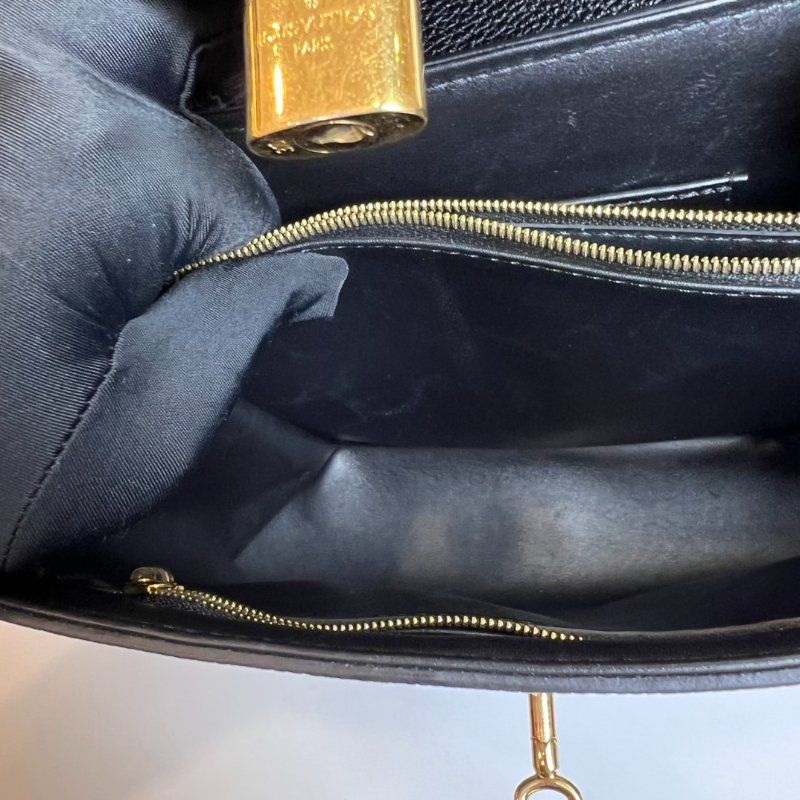 LV 黑鎖頭翻蓋側肩包-6