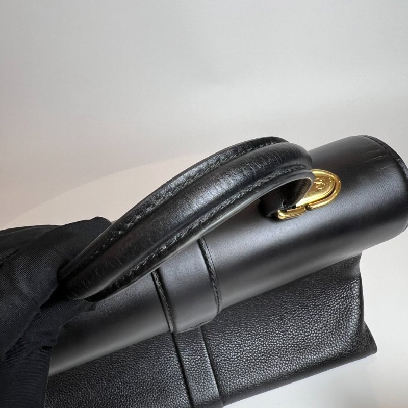 LV 黑鎖頭翻蓋側肩包-10