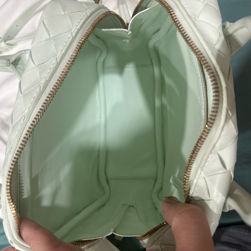 台中新光 正櫃購入～BV羊皮相機包-13