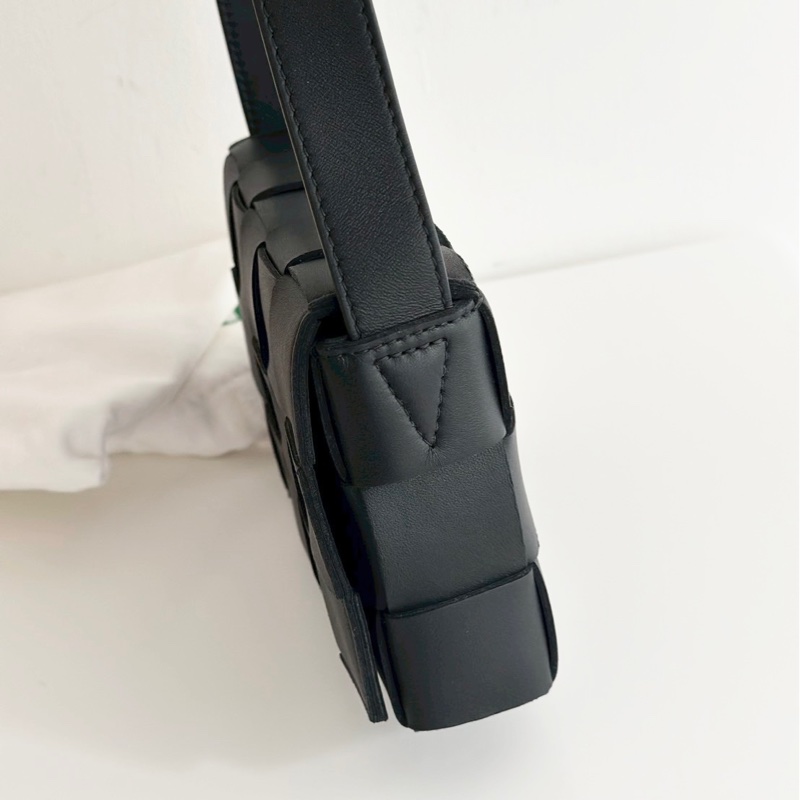 BOTTEGA VENETA BV CASSETTE 寶緹嘉 經典SMALL編織小羊皮斜背包 小款 黑色-15