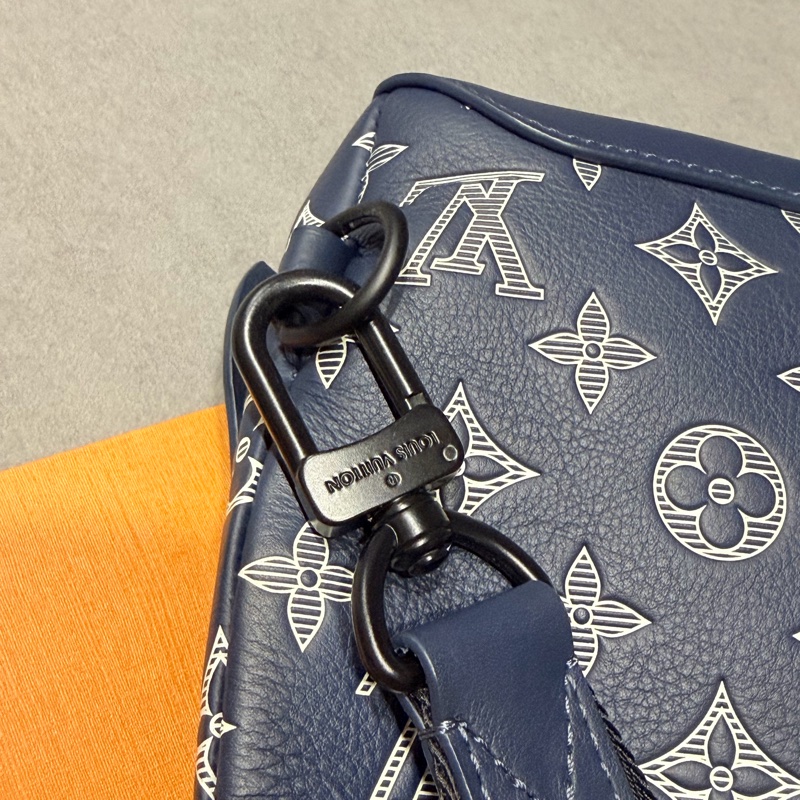 Lv特殊色斜背腰包M24751-3