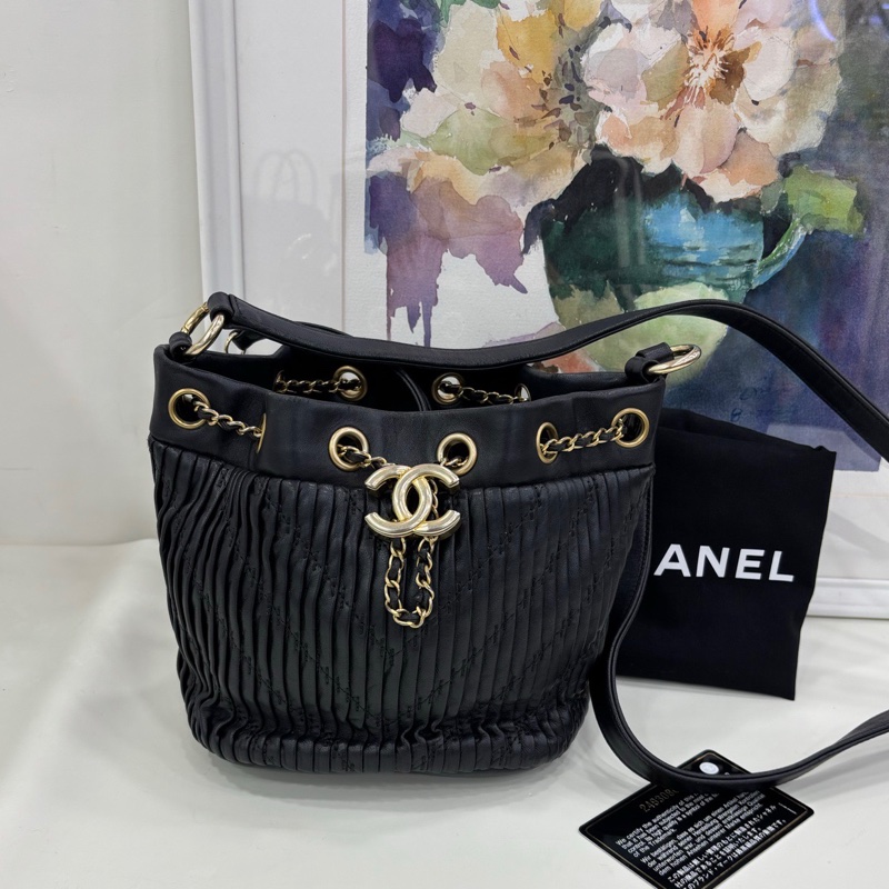 #Chanel香奈兒#褶皺水桶包,#黑色牛皮配金鏈條,#雙C扣設計。 24開-1