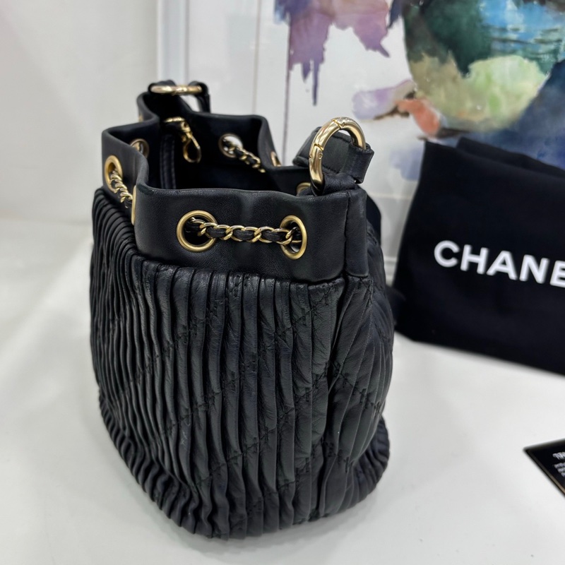 #Chanel香奈兒#褶皺水桶包,#黑色牛皮配金鏈條,#雙C扣設計。 24開-3
