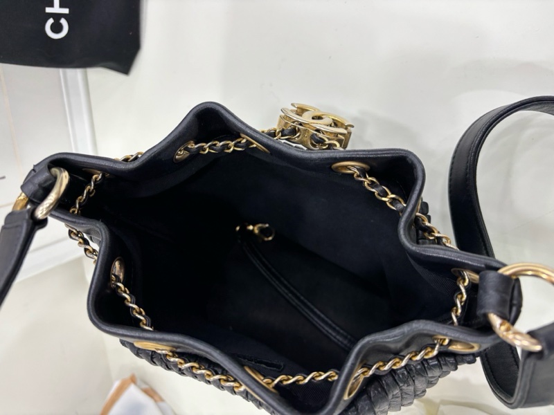 #Chanel香奈兒#褶皺水桶包,#黑色牛皮配金鏈條,#雙C扣設計。 24開-8